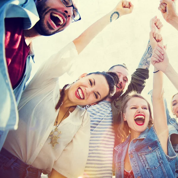 Vänner Bonding på stranden Concept — Stockfoto