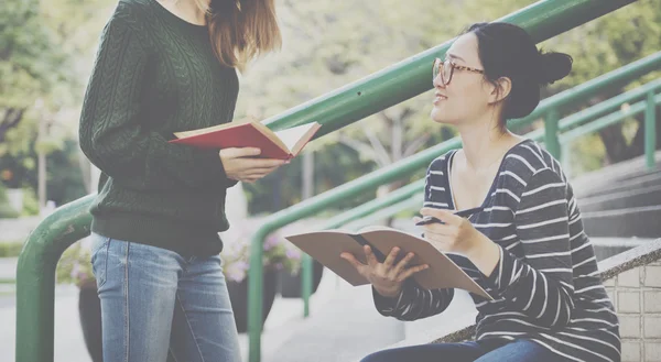 在大学校园里的女孩 — 图库照片