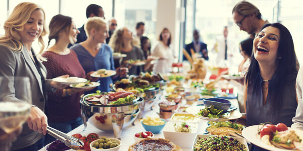 Люди с чашками и тарелками
 