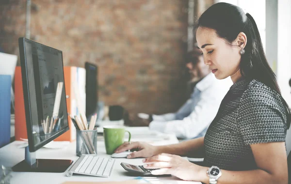 Empresaria que trabaja en la computadora — Foto de Stock