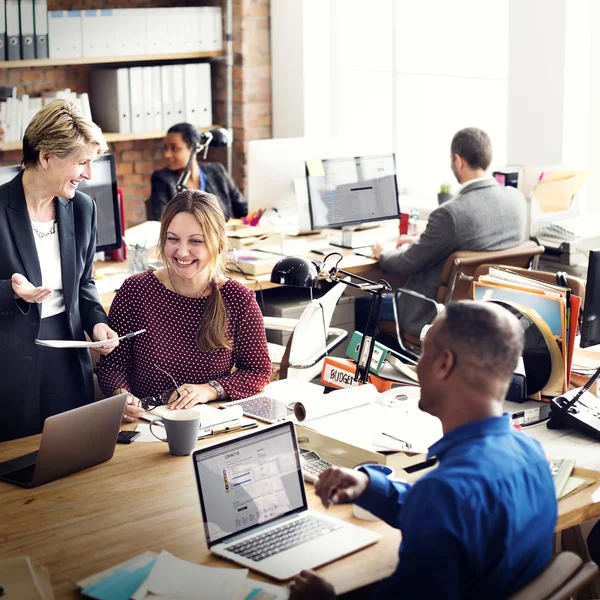 Equipo de negocios discutiendo —  Fotos de Stock