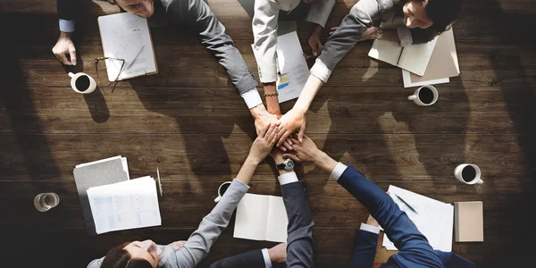 Grupo de personas lluvia de ideas — Foto de Stock