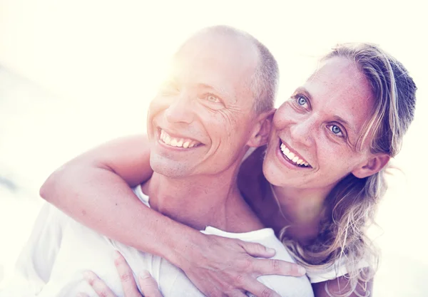 Gelukkige paar op strand — Stockfoto