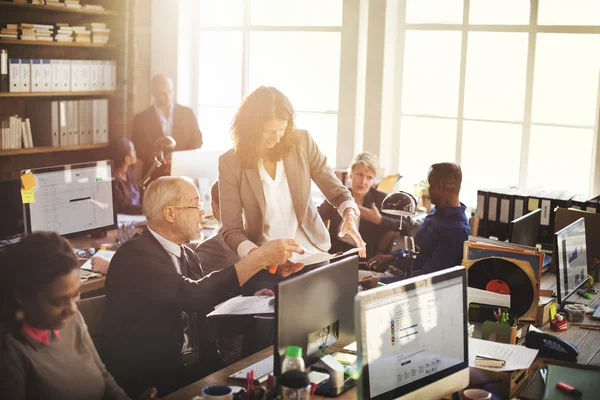 Team di lavoro discutendo — Foto Stock