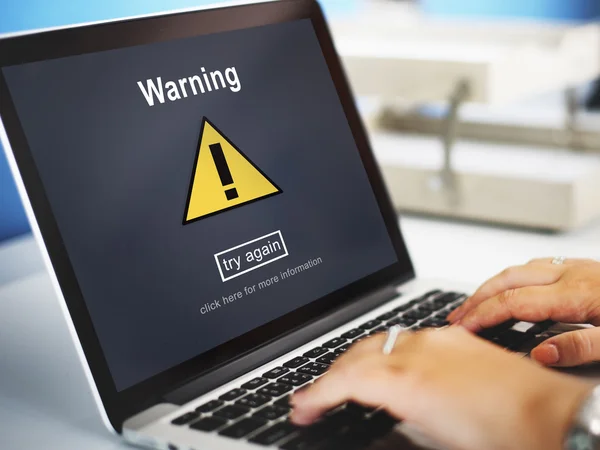 Figyelmeztetés-ra idegen rádióadást figyel laptop — Stock Fotó