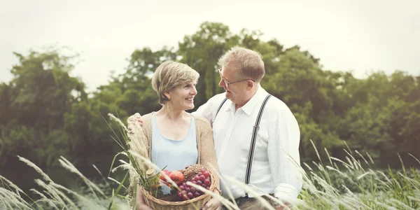 Couple Femme et mari Sur Sortir ensemble Passer du temps ensemble sur la nature — Photo