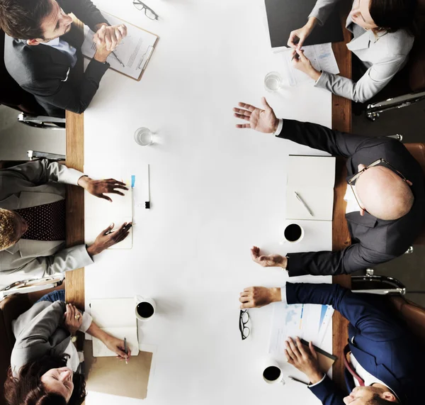 Grupo de personas haciendo una lluvia de ideas, discutiendo y planeando algo — Foto de Stock