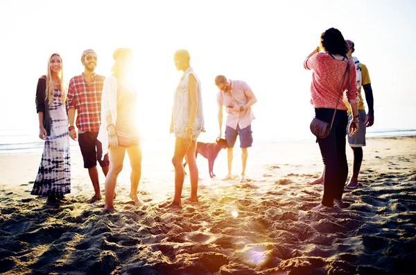 Люди на пляжі літній маючи весело склеювання концепції — стокове фото