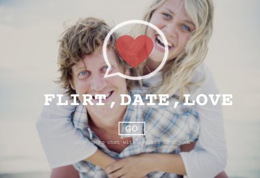 Çiftler sahilde eğleniyor.