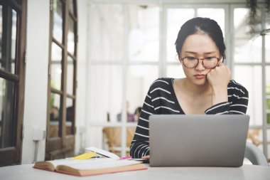 Öğrenci çevrimiçi çalışıyor