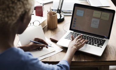 uyarı mektubu ile dizüstü bilgisayar üzerinde çalışan kadın