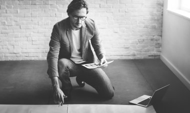 işadamı boş poster ile çalışma