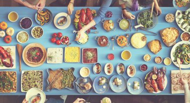 arkadaşlar büyük tablo için yemek