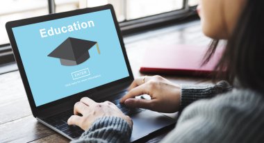 Asyalı kadın ile laptop