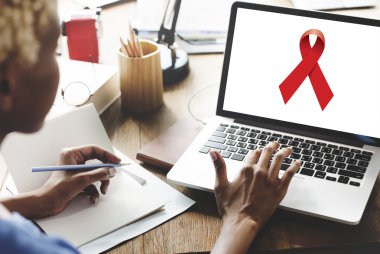 Şerit ile dizüstü bilgisayar üzerinde çalışan kadın