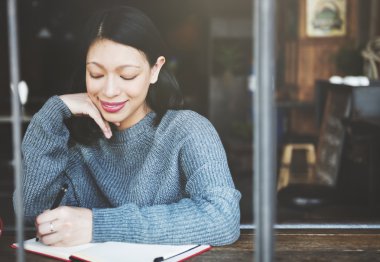 Asyalı kadın yazma Not