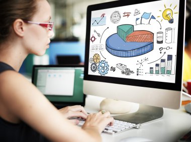 Bilgisayarda çalışan iş kadını