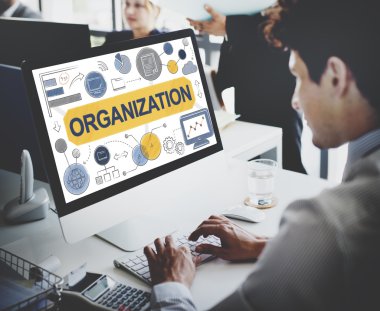 Bilgisayarda çalışan iş adamı