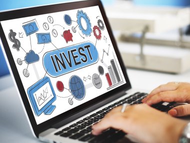 Bilgisayarda çalışan iş kadını