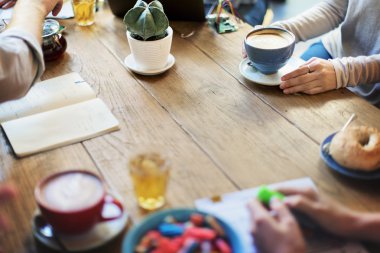 Çeşitlilik arkadaş toplantıda kahve dükkanı kavramı