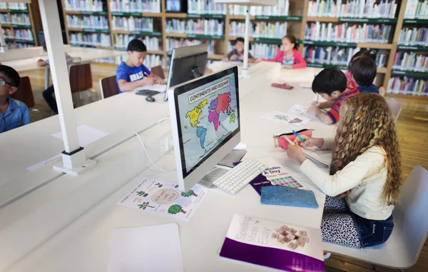 Crianças aprendendo em sala de aula de informática — Fotografia de Stock