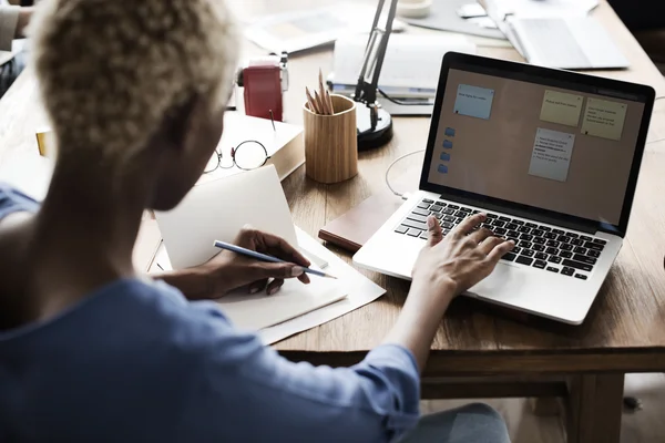 Kvinna som arbetar på laptop med påminnelse — Stockfoto