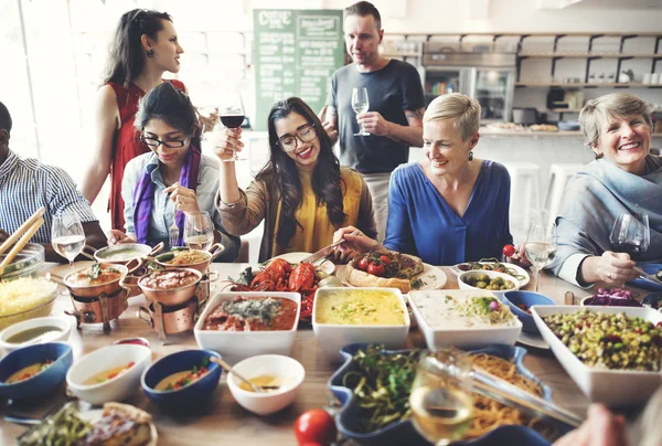 Gente disfrutando comida —  Fotos de Stock