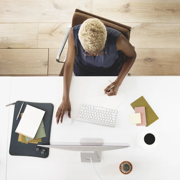 Zakenvrouw werkt op de computer — Stockfoto