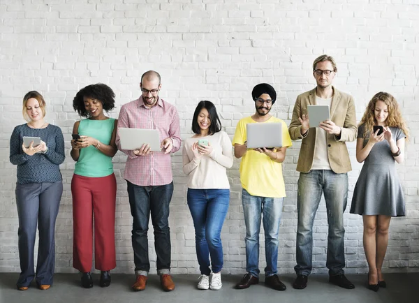 Menschen surfen auf digitalen Geräten — Stockfoto