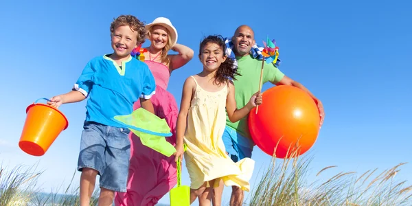 Beautiful family going to beach — ストック写真