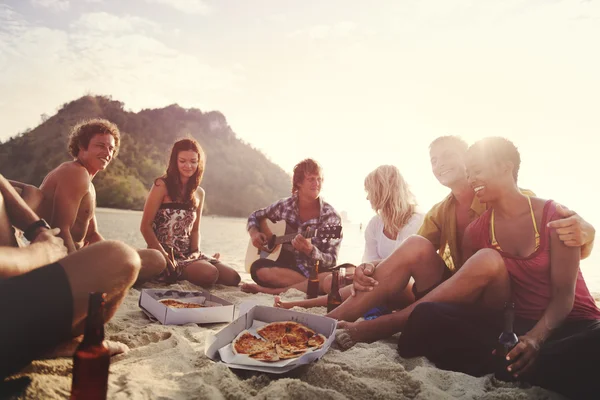 Друзі проводять вечірку на літньому пляжі . — стокове фото