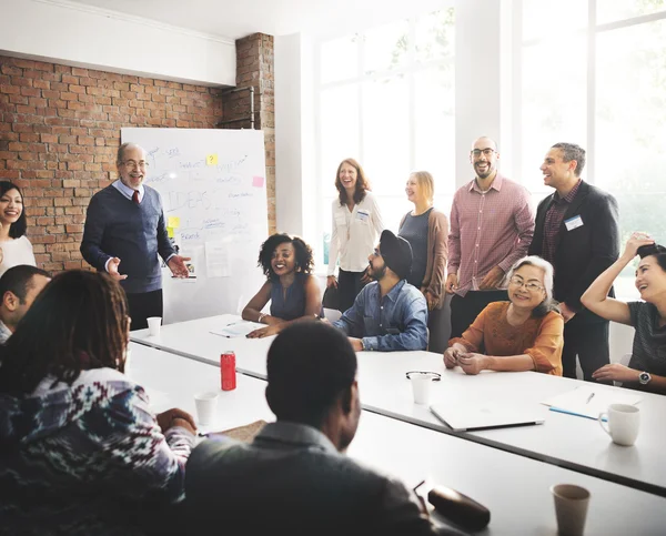 Diversidad de las personas en reunión — Foto de Stock