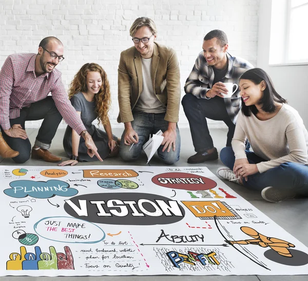 Designers travaillant avec affiche et vision — Photo