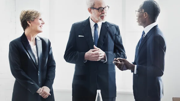 Gli uomini d'affari discutono — Foto Stock