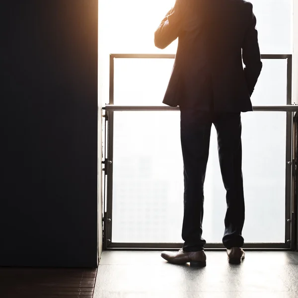 Hombre de negocios con teléfono móvil — Foto de Stock