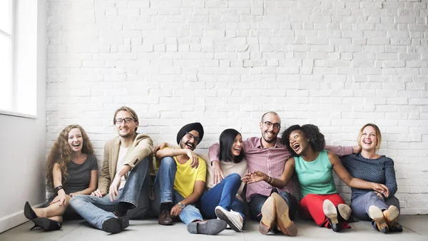 Diversidade amigos perto da parede — Fotografia de Stock