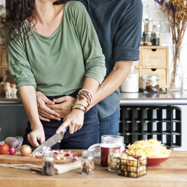 Conceito de estilo de vida de cozinha de casal — Fotografia de Stock