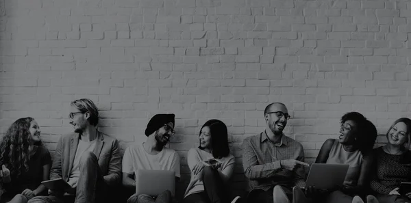 Diversity friends near wall — Stock Photo, Image