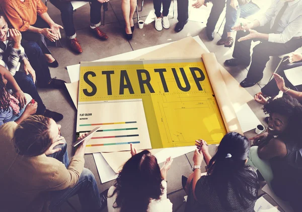 Personnes sur affiche avec startup — Photo