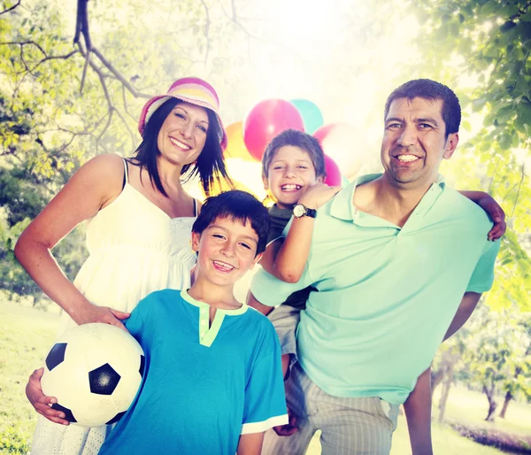 Familia feliz juntos — Foto de Stock