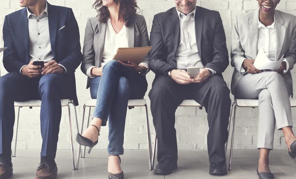 Grupo de personas haciendo una lluvia de ideas, discutiendo y planeando algo — Foto de Stock