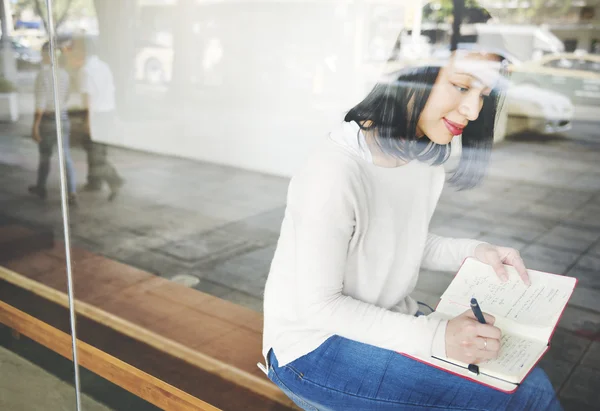 Mujer asiática Escribiendo Memo —  Fotos de Stock