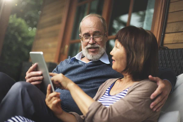 Happy couple with tablet pc — Stock Photo, Image