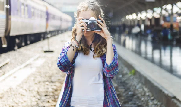 Meisje fotograaf reizen — Stockfoto