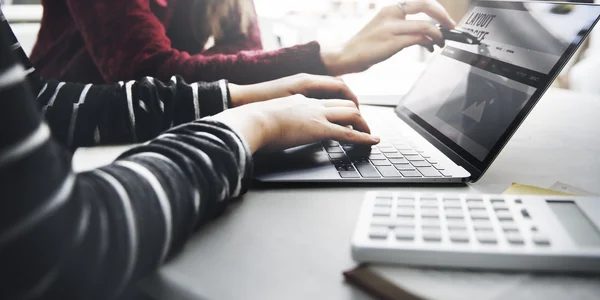 Gespräch auf College-Campus — Stockfoto