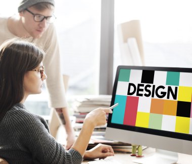 tasarımı ile monitörde gösterilen kadın