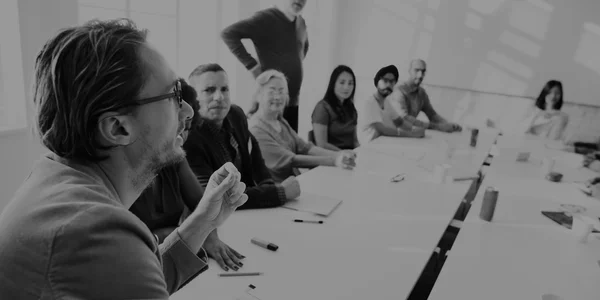 Diversidad de las personas en reunión — Foto de Stock