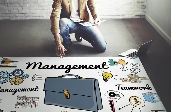 Biznesmen, praca z management — Zdjęcie stockowe