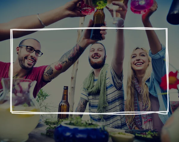 Stranden jubel fest vänskap sommarnöje middag koncept — Stockfoto