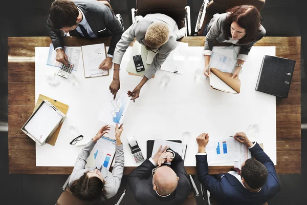 Grupo de personas haciendo una lluvia de ideas, discutiendo y planeando algo — Foto de Stock